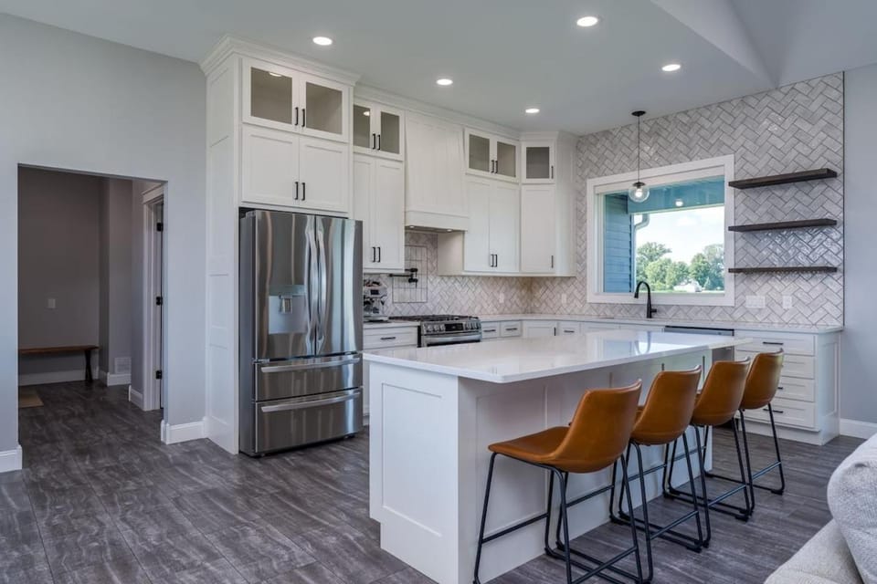 Spacious Modern Retreat Sleeps 8 House in Mankato