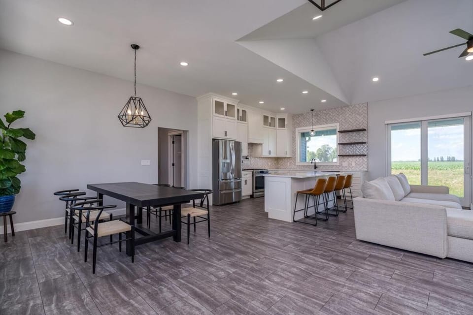 Spacious Modern Retreat Sleeps 8 House in Mankato
