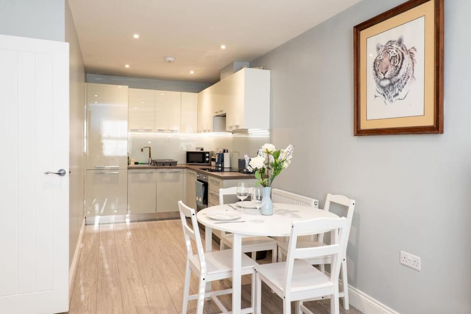 Sleeps 9 - Bedford Town Centre - Modern Apartments Apartment in Bedford