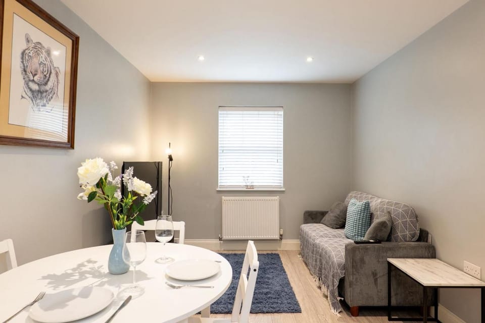 Sleeps 9 - Bedford Town Centre - Modern Apartments Apartment in Bedford