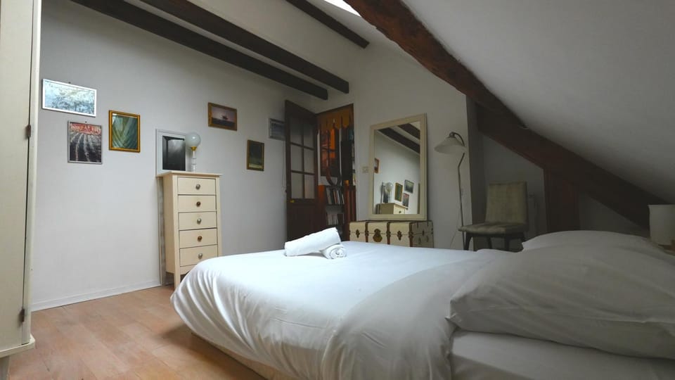 Photo of the whole room, Bedroom