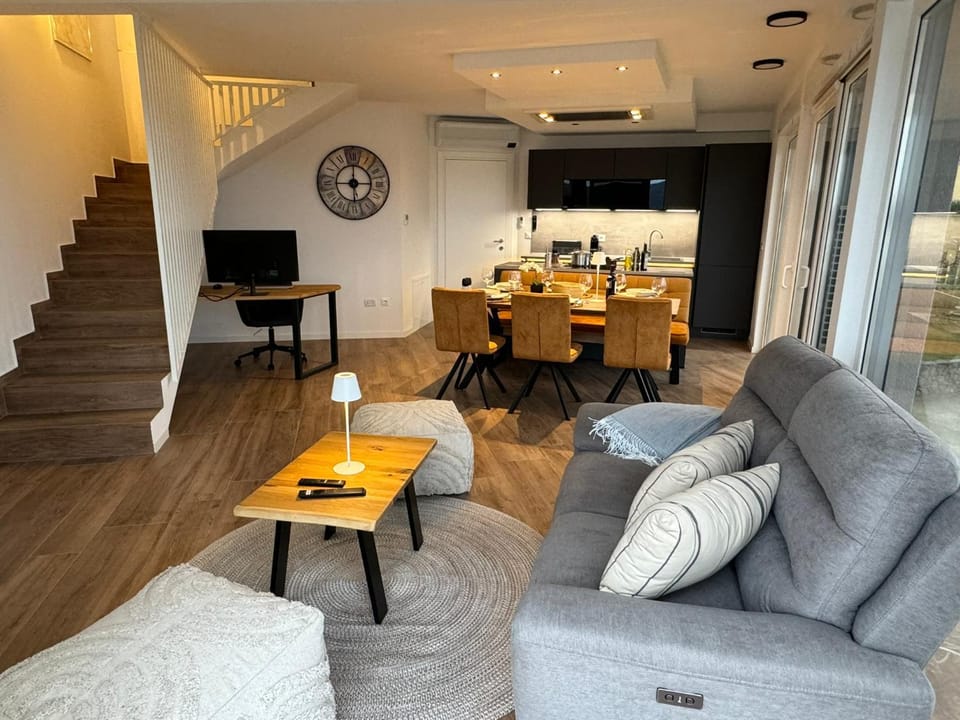 Living room, Seating area, kitchen