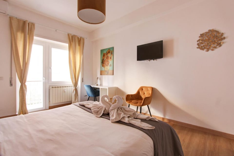 Bed, TV and multimedia, Photo of the whole room, Bedroom, towels