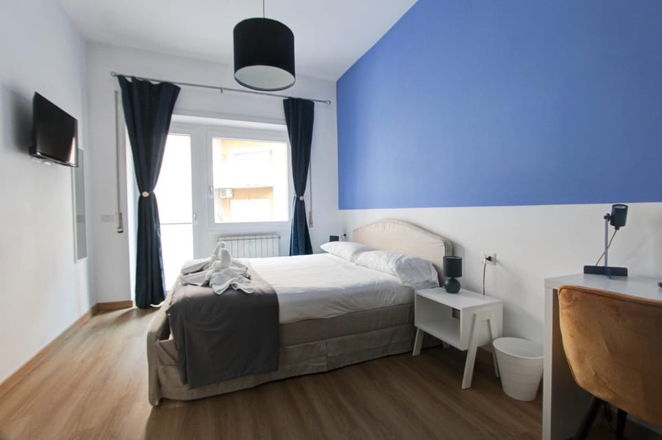 Bed, TV and multimedia, Photo of the whole room, Bedroom