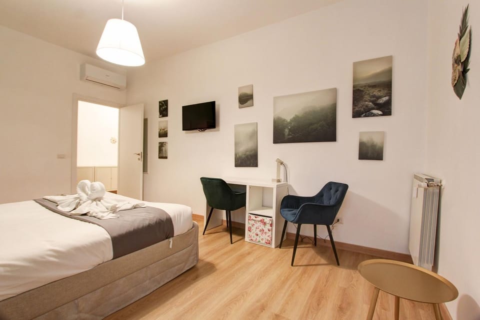 Bed, TV and multimedia, Photo of the whole room, Bedroom