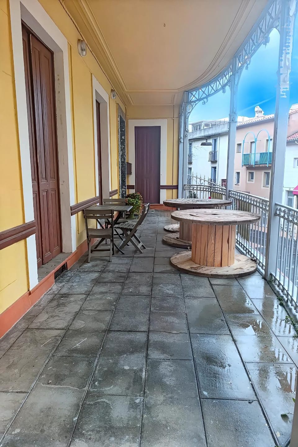 appt 4, 1er étage, un T2 avec une terrasse frontale commune dans une bâtisse de charme historique avec parking sur réservation Apartment in Alt Empordà