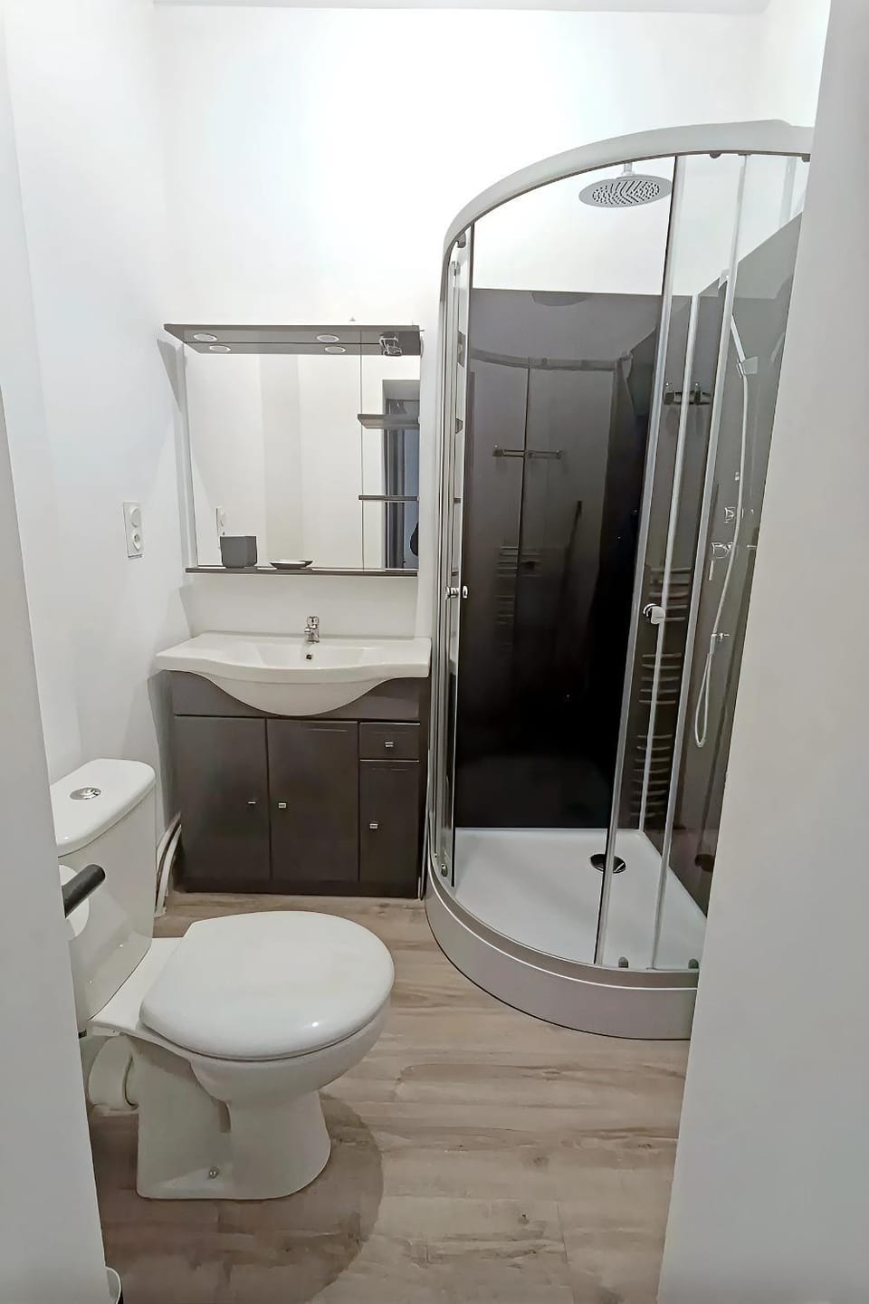 appt 4, 1er étage, un T2 avec une terrasse frontale commune dans une bâtisse de charme historique avec parking sur réservation Apartment in Alt Empordà