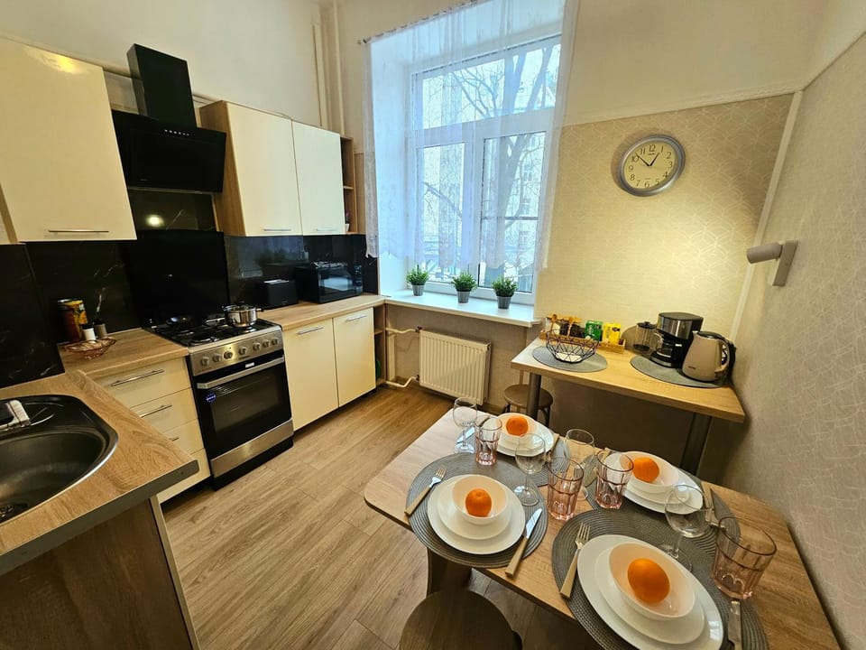 Coffee/tea facilities, Kitchen or kitchenette, Dining area, stove, toaster