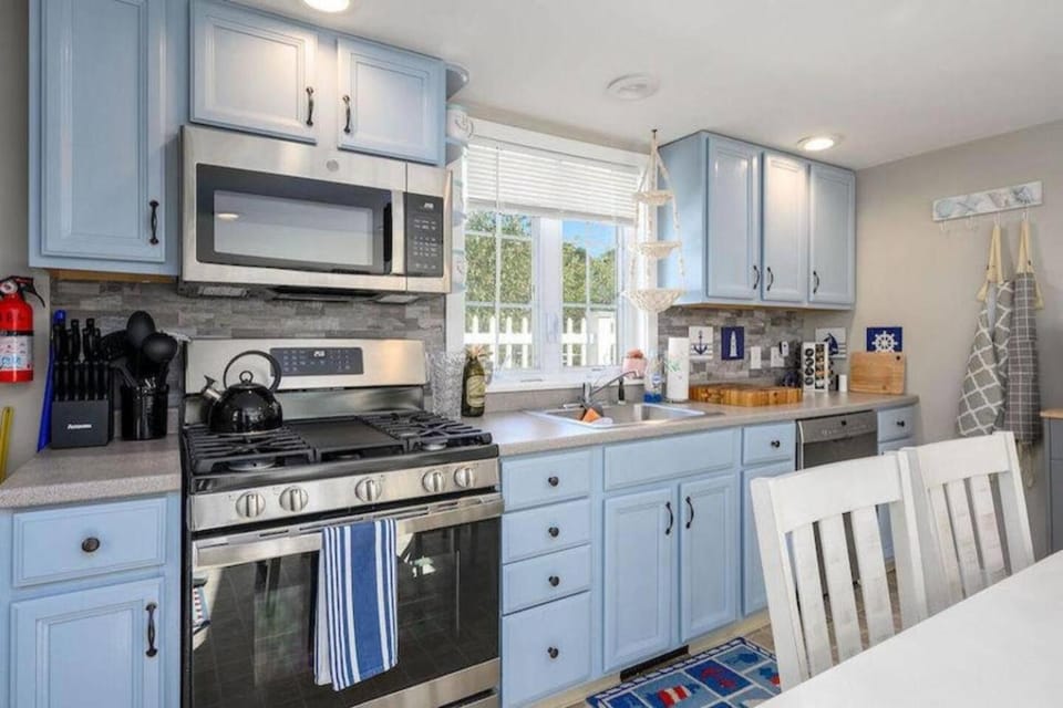 Coffee/tea facilities, Kitchen or kitchenette, dishwasher, oven, stove, toaster