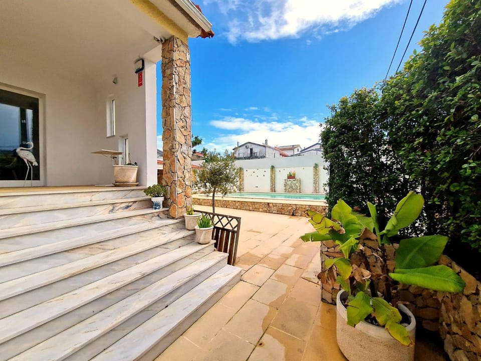 Private Pool House Minutes from the Beach Villa in Costa da Caparica