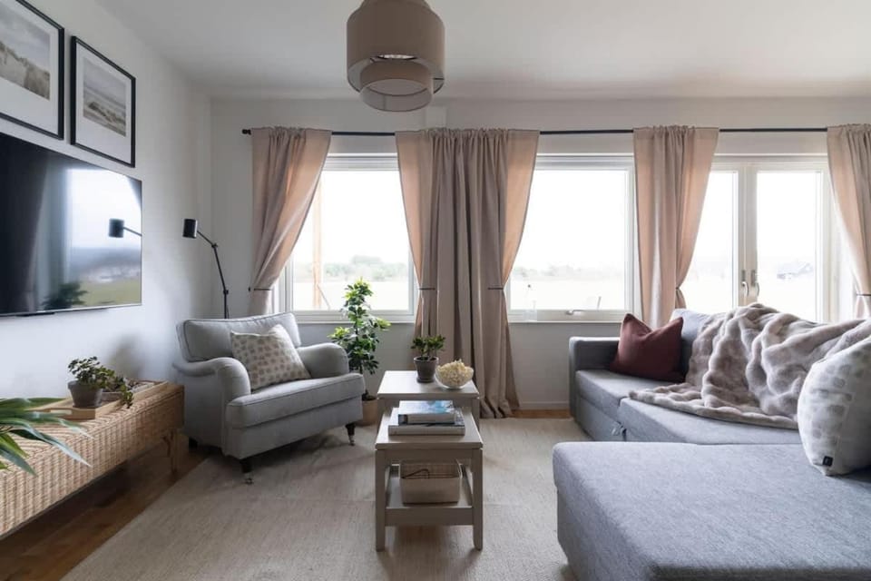 Bright Cozy 3BR Home for 8 - Overlooking Nature House in Skåne County