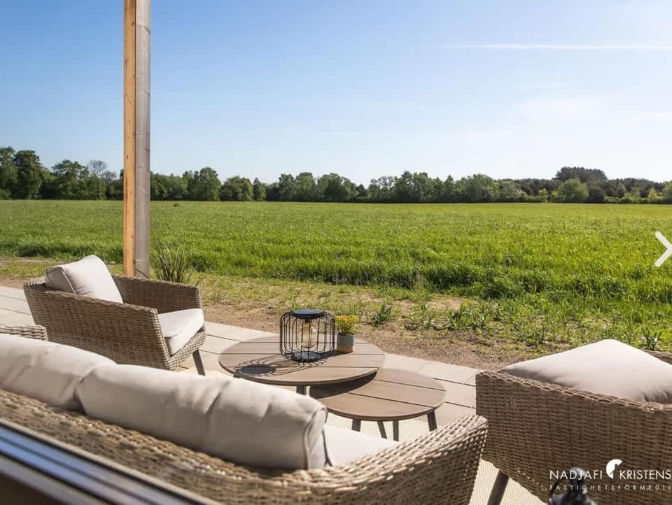 Bright Cozy 3BR Home for 8 - Overlooking Nature House in Skåne County