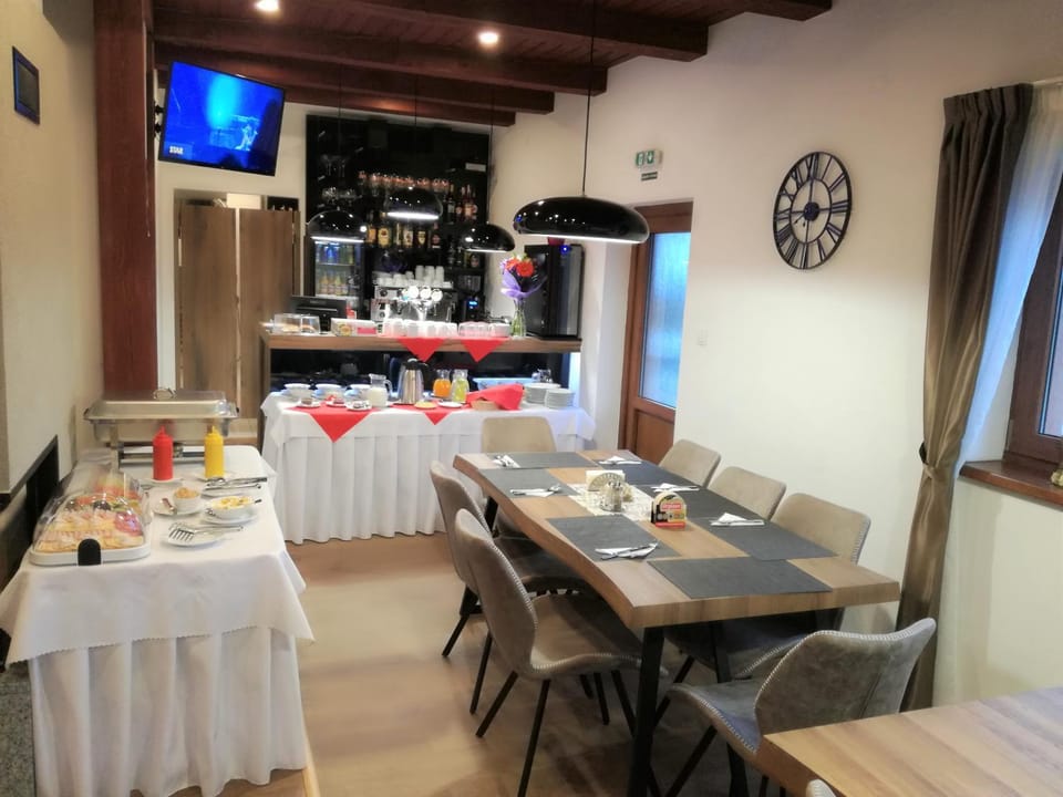 Restaurant/places to eat, Restaurant/places to eat