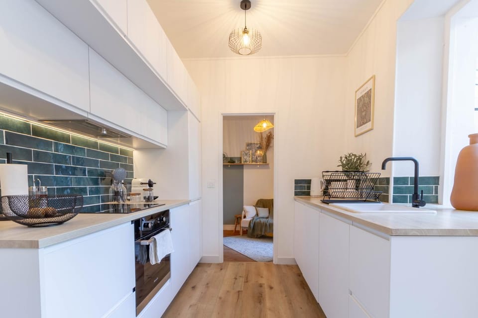 Coffee/tea facilities, microwave, oven, kitchen