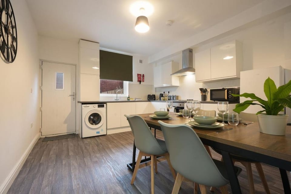 3 Bed Stylish House - Hillsborough - Great for Contractors & Groups - Hosted by StayHostSave Apartment in Sheffield