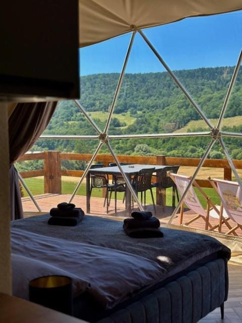 Glamping Pod Hradom súkromné jacuzzi a sauna Luxury tent in Slovakia