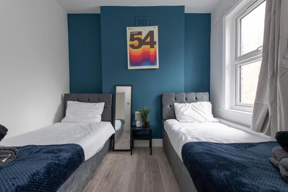 Bed, towels