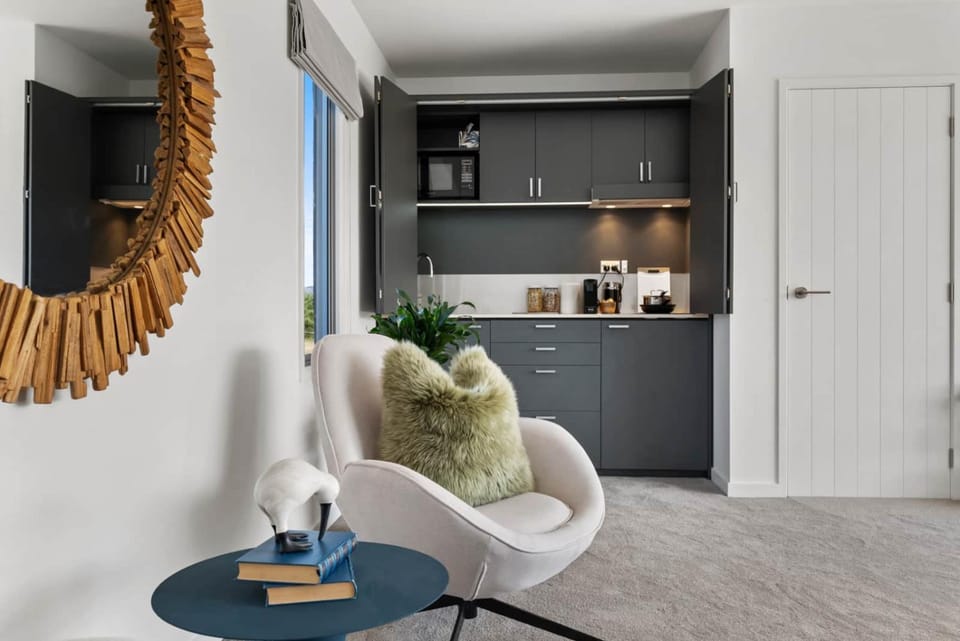 Kitchen or kitchenette, Seating area