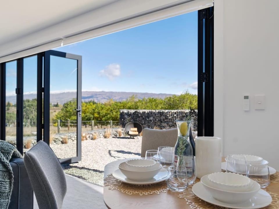Balcony/Terrace, Seating area, Dining area, Mountain view