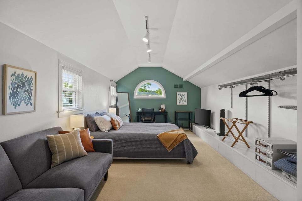 Bed, TV and multimedia, Photo of the whole room, Seating area, Bedroom