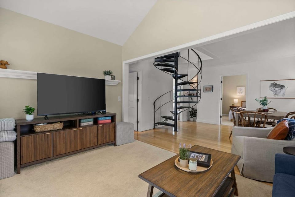 TV and multimedia, Living room, Seating area, Dining area