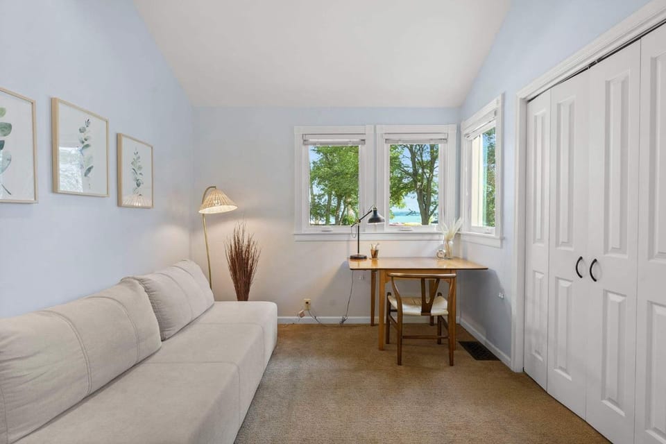 Bed, Photo of the whole room, Seating area, Bedroom