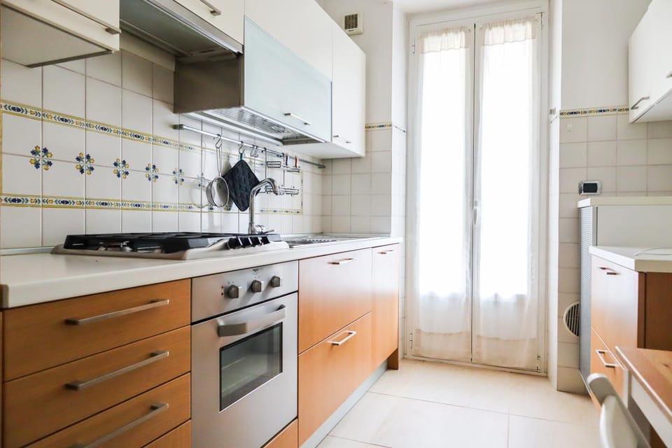 Kitchen or kitchenette, dishwasher, stove