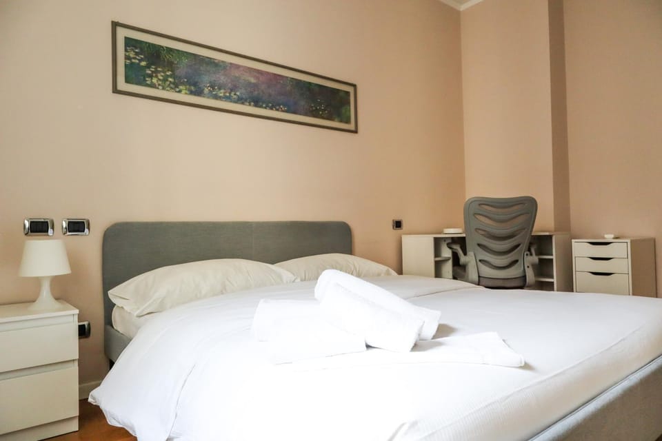 Bed, Photo of the whole room, Bedroom, towels