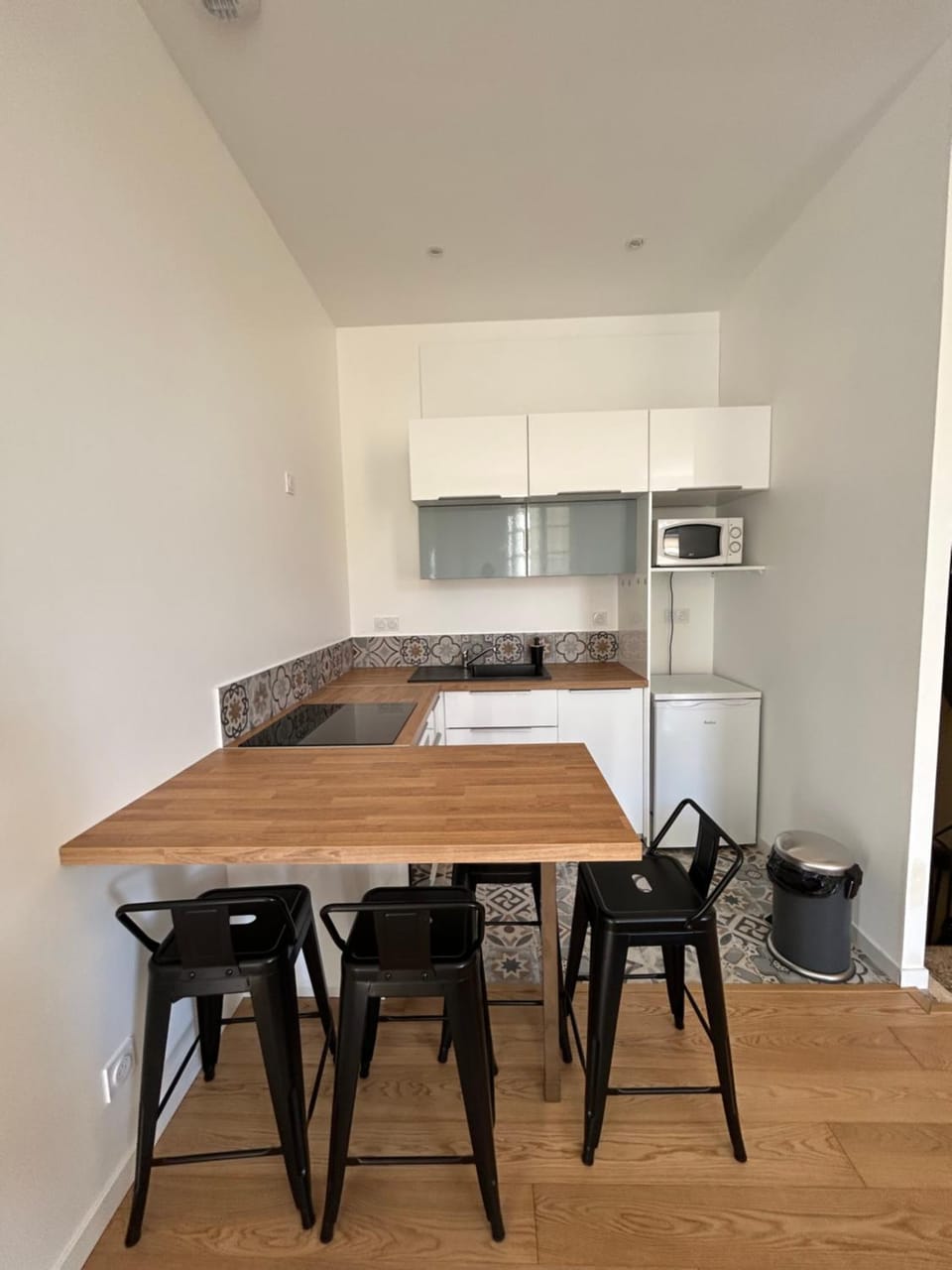 Dining area, dishwasher, stove, kitchen