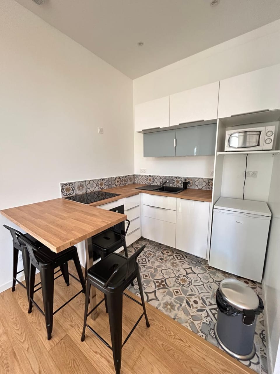 Kitchen or kitchenette, Dining area, dishwasher, microwave, stove