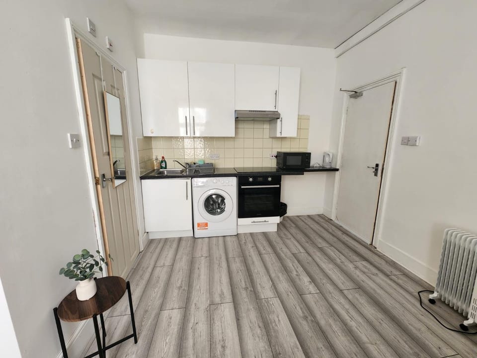 Studio Flat Near Westfield London 9 Apartment in London