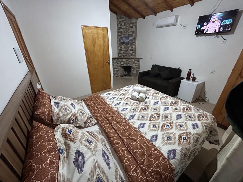 Bed, TV and multimedia, Photo of the whole room, Bedroom