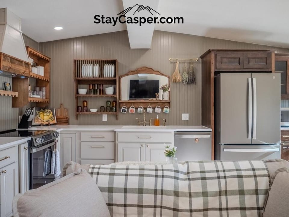 Hot Tub Big Views Private Lot RV Parking Casper House in Casper