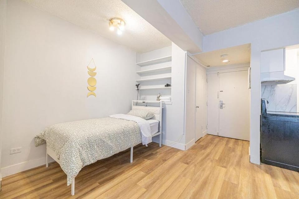 Studio in heart of DT,walk to 2 metros,Concordia Apartment in Montreal