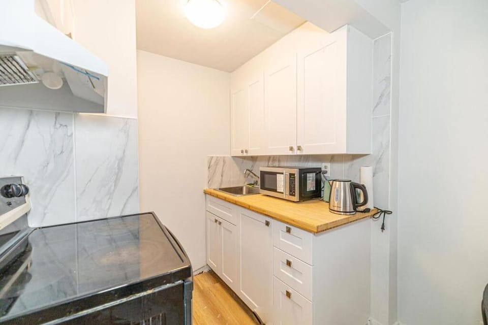Studio in heart of DT,walk to 2 metros,Concordia Apartment in Montreal
