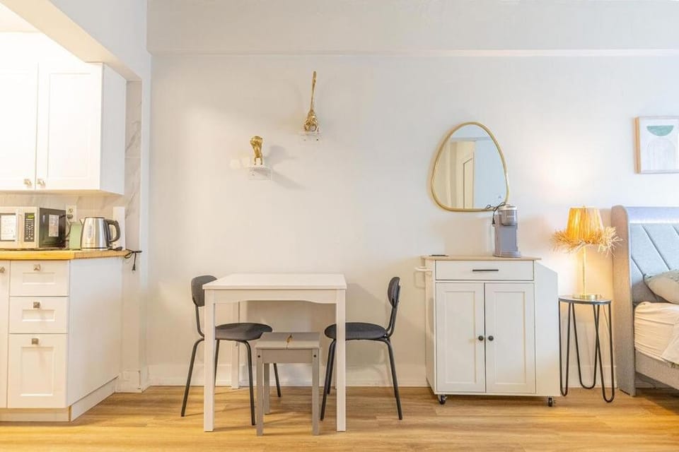 Studio in heart of DT,walk to 2 metros,Concordia Apartment in Montreal
