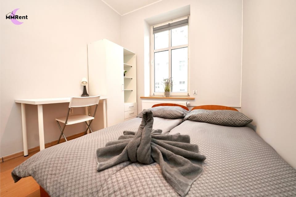 Photo of the whole room, towels