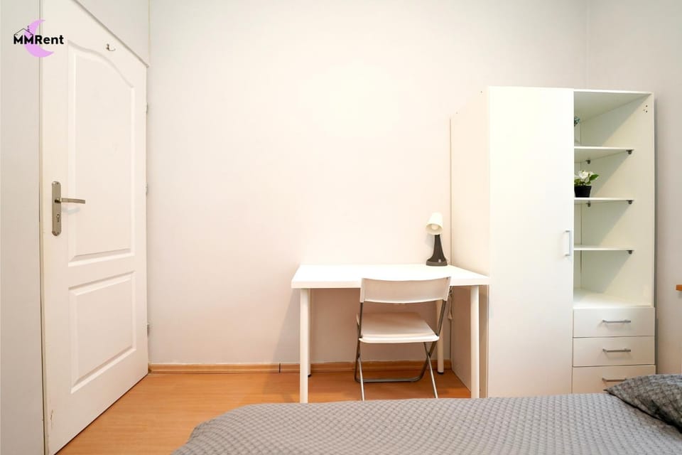 Bed, Photo of the whole room, wardrobe