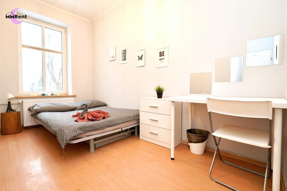 Bed, Photo of the whole room, towels