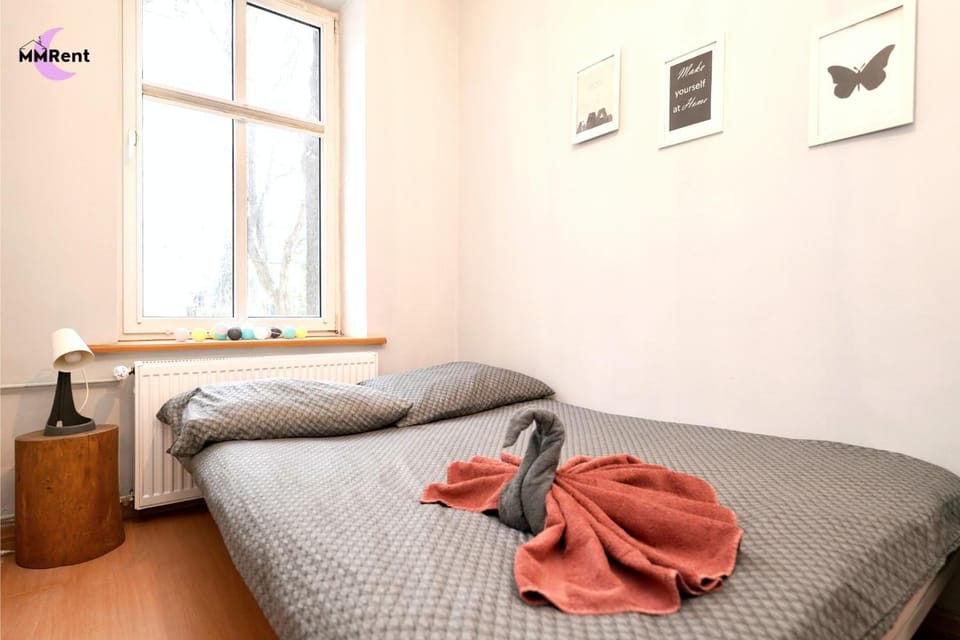 Bed, towels