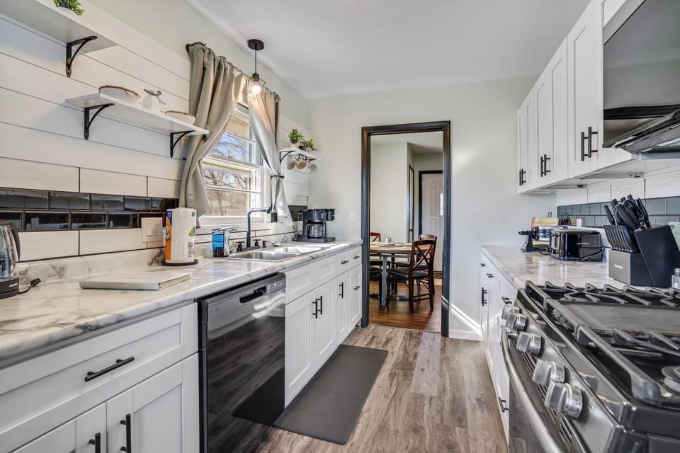Family Retreat Near MSP & MOA - Yard, Game Room House in Richfield