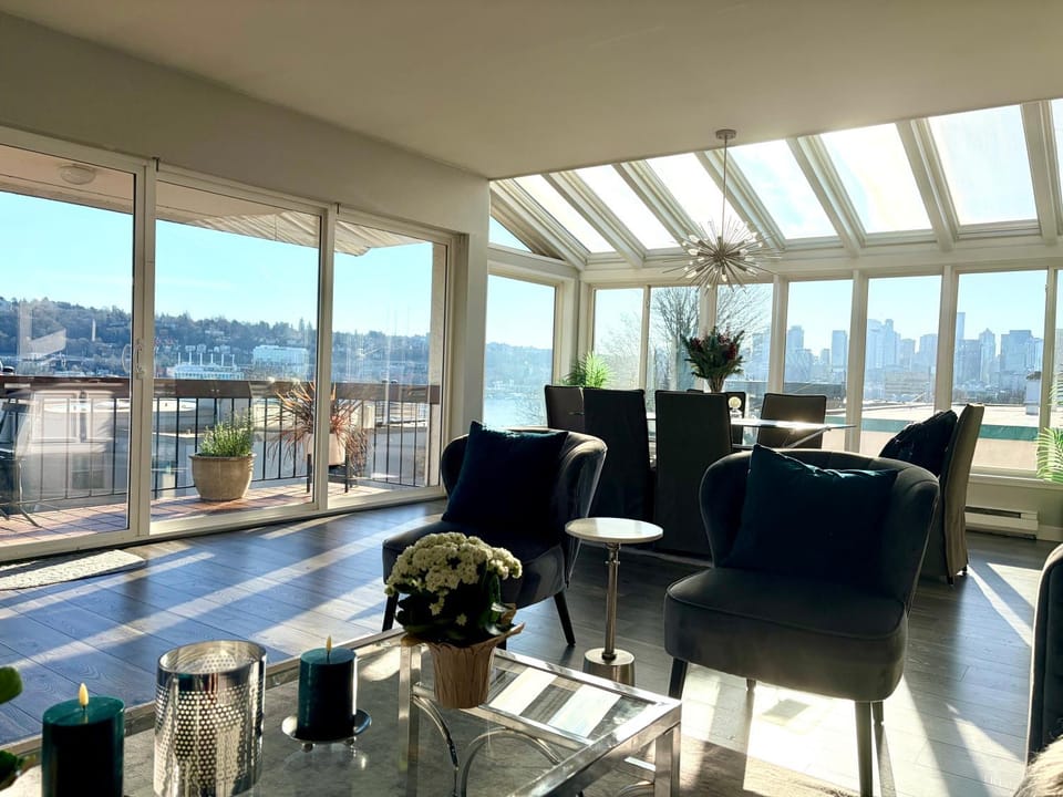 View (from property/room), View (from property/room), Living room, Dining area, City view, City view, Lake view, Lake view, Landmark view, Landmark view