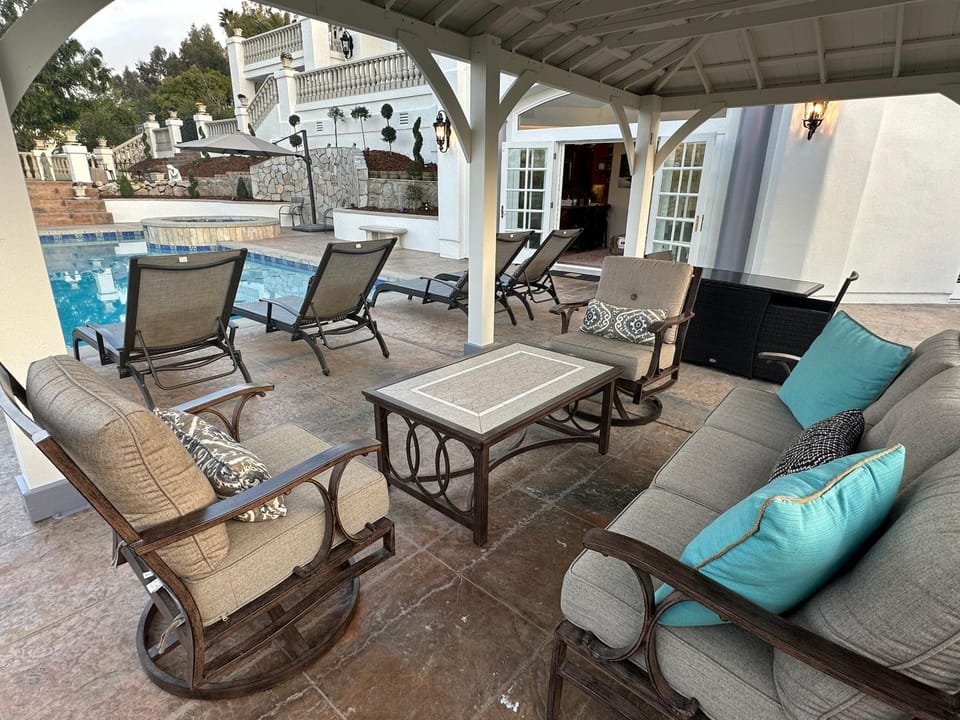 San Diego French Garden Poolside Retreat - Wine Country & Safari Park Bed and Breakfast in Rancho Bernardo