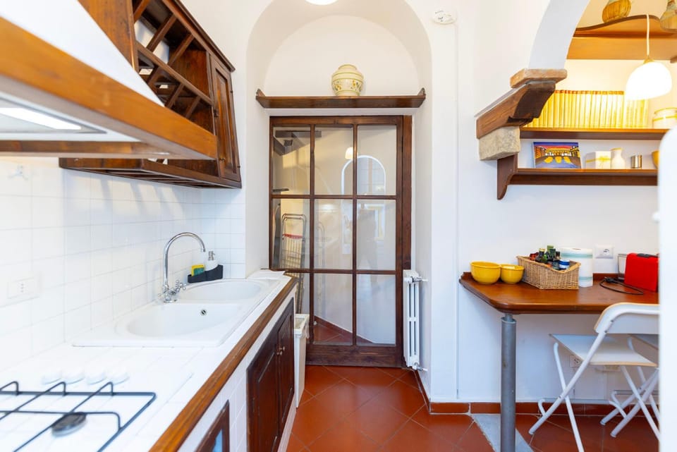 Kitchen or kitchenette, Dining area, oven, stove