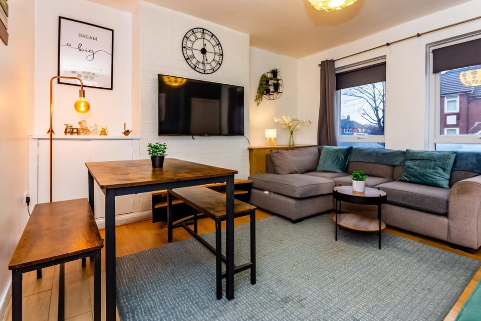 TV and multimedia, Living room, Seating area, Dining area