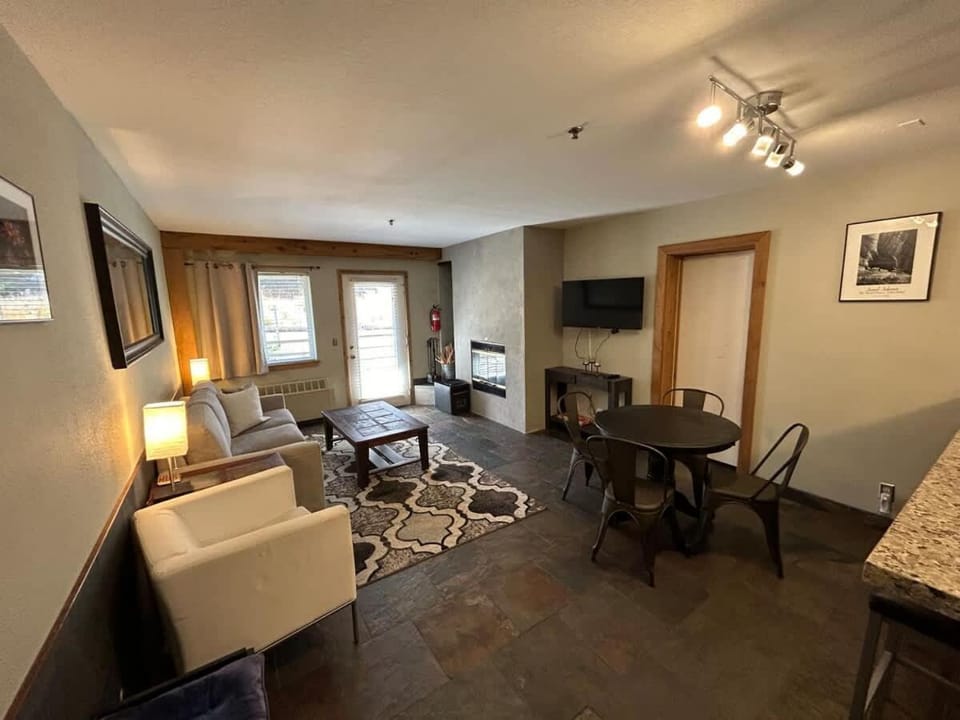 The Meadows- Modern 1BedroomDeck and Fireplace House in Kirkwood