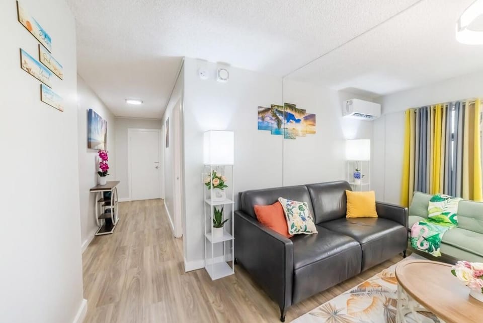 FREE PARKING! Waikiki Beachside- Newly Renovated 2 Bed 2 Bath Condo, 5 Beds, Sleep 8 Apartment in Honolulu