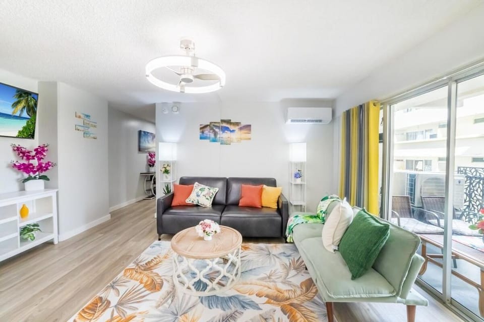 FREE PARKING! Waikiki Beachside- Newly Renovated 2 Bed 2 Bath Condo, 5 Beds, Sleep 8 Apartment in Honolulu