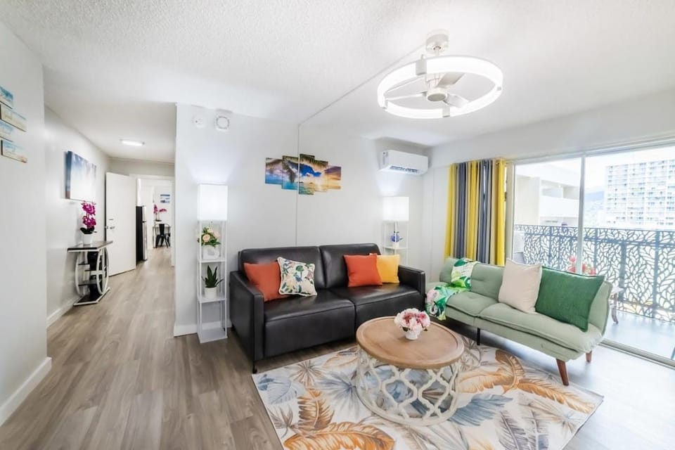 FREE PARKING! Waikiki Beachside- Newly Renovated 2 Bed 2 Bath Condo, 5 Beds, Sleep 8 Apartment in Honolulu