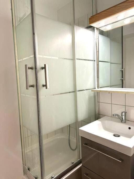 Studio - 4 personnes 10 min Disney Apartment in Bussy-Saint-Georges